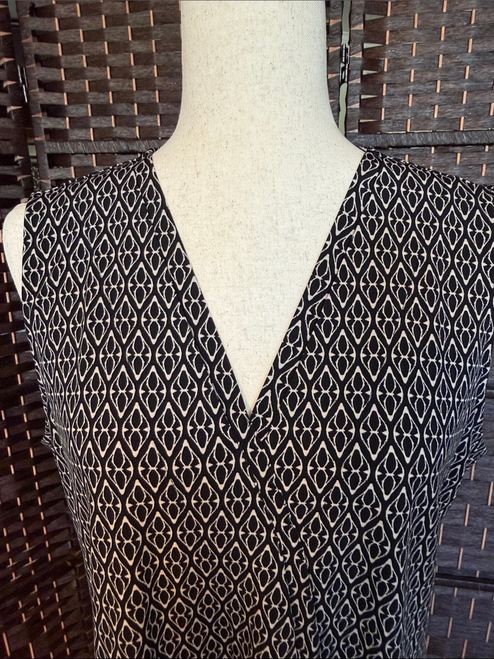 Dana Buchman Black & White Geometric V-Neck Sleeveless Blouse - Picture 3 of 4